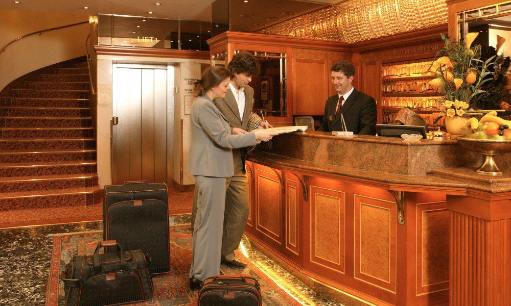 Recepcionista Hotel 4 *